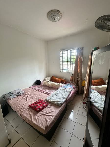 Pangsapuri untuk Dijual di Tropika Apartment - Yogesvaran Poovan - Bedroom - PropertyGuru.com.my