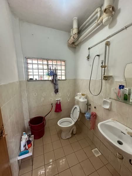 Pangsapuri untuk Dijual di Tropika Apartment - Yogesvaran Poovan - Bathroom - PropertyGuru.com.my