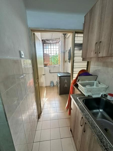 Pangsapuri untuk Dijual di Tropika Apartment - Yogesvaran Poovan - Kitchen - PropertyGuru.com.my
