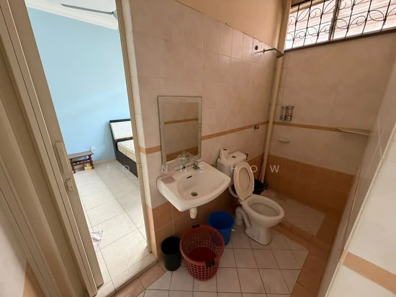 Rumah Teres 2 Tingkat untuk Dijual di Taman Semabok Perdana (Semabok) - Joanne How - Bathroom - PropertyGuru.com.my