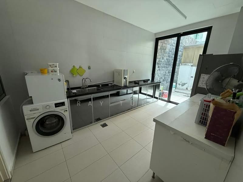 Cluster House for Rent in Taman Gaya (Ulu Tiram) - Ray Tung - Kitchen - PropertyGuru.com.my