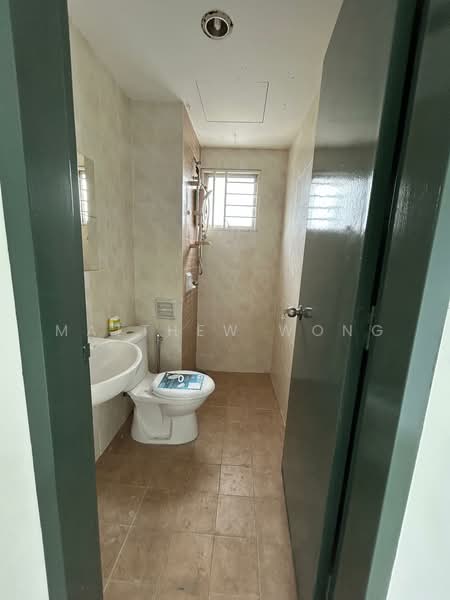 Pangsapuri untuk Dijual di Puteri Bayu Apartment - Matthew Wong - Bathroom - PropertyGuru.com.my