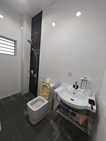 Semi-Detached House for Sale in Taman Sri Intan (Hutan Melintang) - Kee Choi Hong - Bathroom - PropertyGuru.com.my