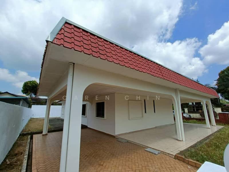 Bungalow House for Rent in Taman Kampung Majid (Kluang) - Caren Chin - Exterior - PropertyGuru.com.my