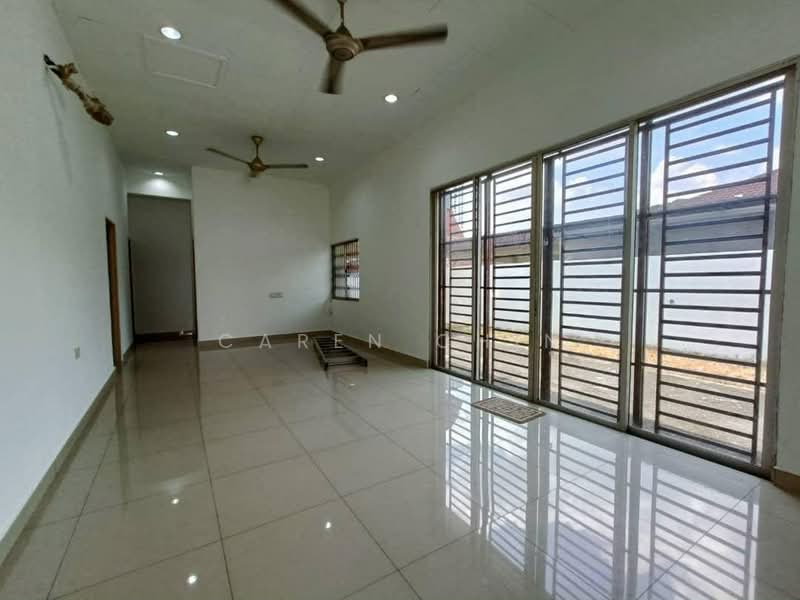 Bungalow House for Rent in Taman Kampung Majid (Kluang) - Caren Chin - Living Room - PropertyGuru.com.my