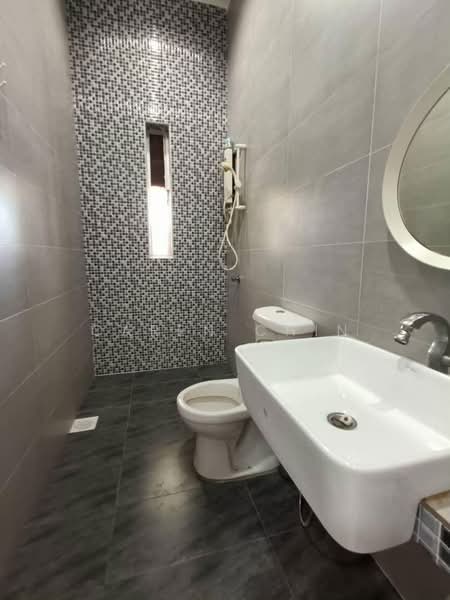 Bungalow House for Rent in Taman Kampung Majid (Kluang) - Caren Chin - Bathroom - PropertyGuru.com.my
