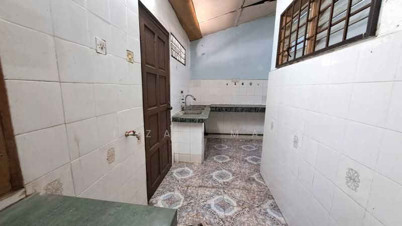 Rumah Teres 2 Tingkat untuk Dijual di Taman Sri Tanjung (Semenyih) - Izzati Mat - Kitchen - PropertyGuru.com.my