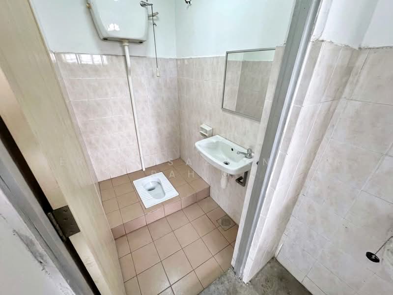 Shop / Office for Rent in Hulu Langat (Selangor) - Herman Sazwan Nor Rahim - Bathroom - PropertyGuru.com.my