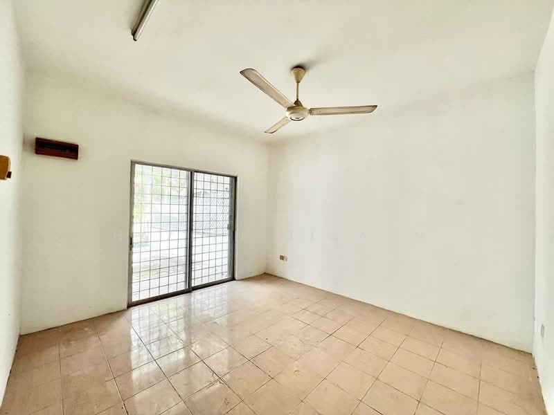 2-storey Terraced House for Sale in Taman Puncak Jalil (Seri Kembangan) - Hazlin Miswan - Living Room - PropertyGuru.com.my
