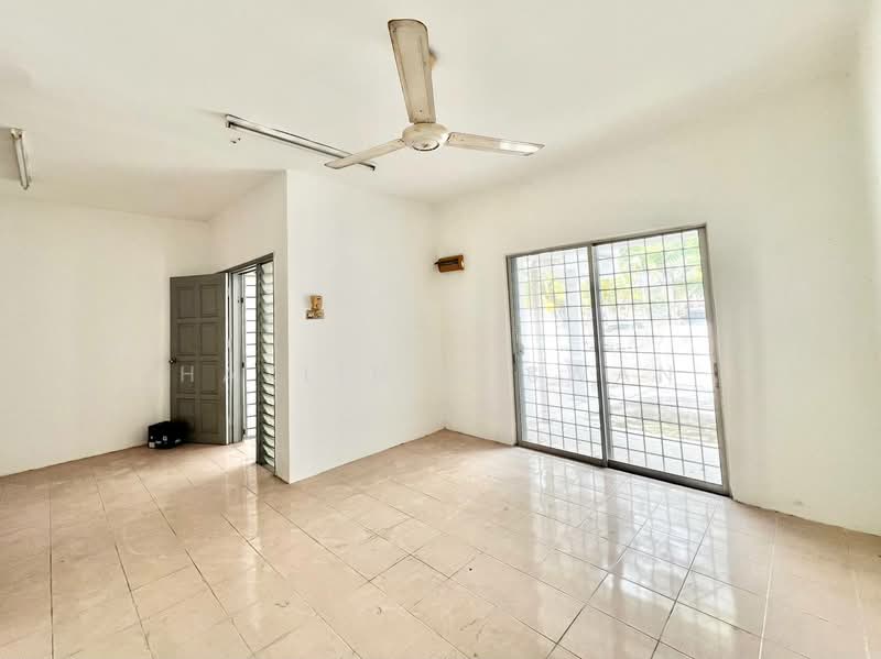 2-storey Terraced House for Sale in Taman Puncak Jalil (Seri Kembangan) - Hazlin Miswan - Living Room - PropertyGuru.com.my