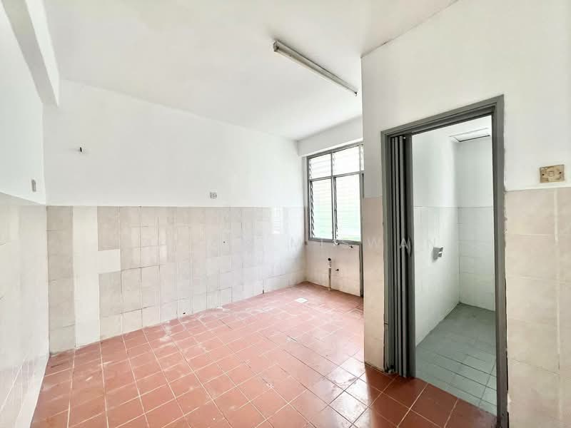2-storey Terraced House for Sale in Taman Puncak Jalil (Seri Kembangan) - Hazlin Miswan - Kitchen - PropertyGuru.com.my