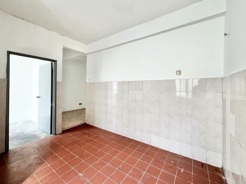 2-storey Terraced House for Sale in Taman Puncak Jalil (Seri Kembangan) - Hazlin Miswan - Kitchen - PropertyGuru.com.my