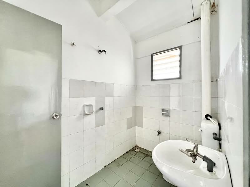 2-storey Terraced House for Sale in Taman Puncak Jalil (Seri Kembangan) - Hazlin Miswan - Bathroom - PropertyGuru.com.my