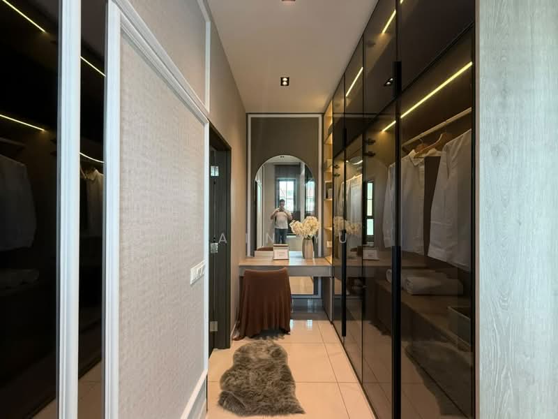 Rumah Berkembar untuk Dijual di Sungai Ara (Penang) - Rain Yu - Master Bedroom Wardrobe area - PropertyGuru.com.my