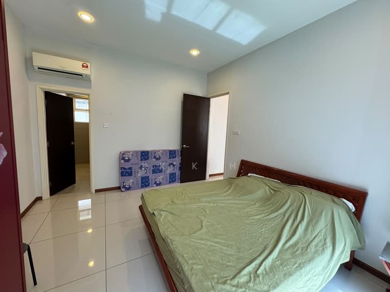 Rumah Banglo untuk Dijual di Senibong (Permas Jaya) - KK Koh - Bedroom - PropertyGuru.com.my