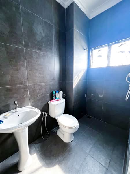 Rumah Teres 2 Tingkat untuk Dijual di Taman Kelana Idaman (Ara Damansara) - Victor Liew - Bathroom - PropertyGuru.com.my