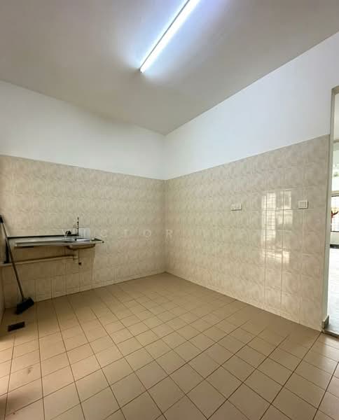 Rumah Teres 2 Tingkat untuk Dijual di Taman Kelana Idaman (Ara Damansara) - Victor Liew - Kitchen - PropertyGuru.com.my
