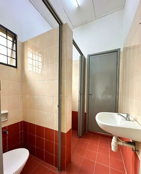 Rumah Teres 2 Tingkat untuk Dijual di Taman Kelana Idaman (Ara Damansara) - Victor Liew - Bathroom - PropertyGuru.com.my