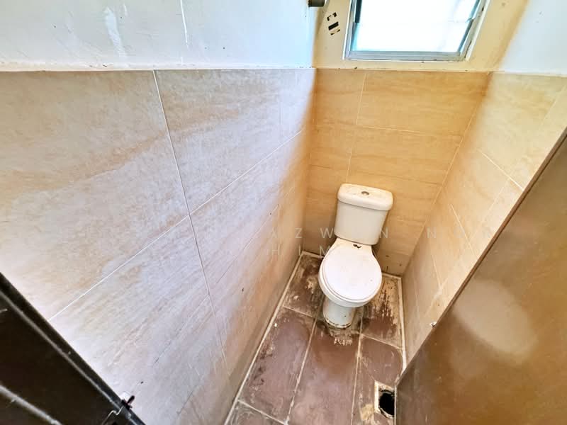 Shop / Office for Rent in Taman Bunga Kantan (Kajang) - Herman Sazwan Nor Rahim - Bathroom - PropertyGuru.com.my