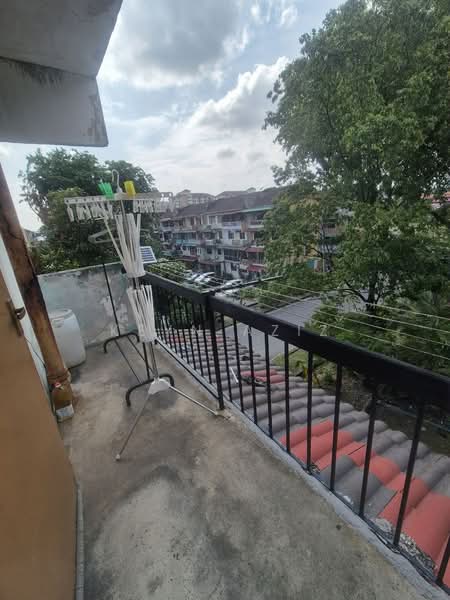 Rumah Flat untuk Dijual di Flat Proton - Keyn Aziz - Balcony - PropertyGuru.com.my