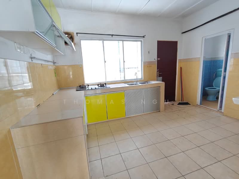 Rumah Teres 2-Tingkat untuk Dijual di Taman Lestari Perdana (Seri Kembangan) - Thomas Ngu - Kitchen - PropertyGuru.com.my