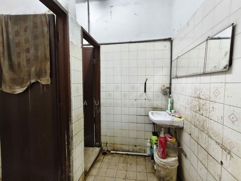 Kilang untuk Dijual di Taman Mount Austin (Tebrau) - Sausa Lee - Bathroom - PropertyGuru.com.my