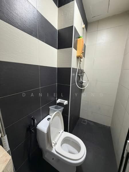 Service Residence for Sale at D'Secret Garden (Pangsapuri Kempas Indah) - Daniel Yong - Bathroom - PropertyGuru.com.my