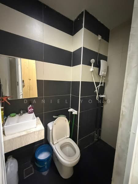 Service Residence for Sale at D'Secret Garden (Pangsapuri Kempas Indah) - Daniel Yong - Bathroom - PropertyGuru.com.my