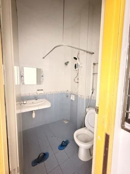 Rumah Teres 1.5 Tingkat untuk Disewa di Taman Perling (Perling) - James Tan - Bathroom - PropertyGuru.com.my