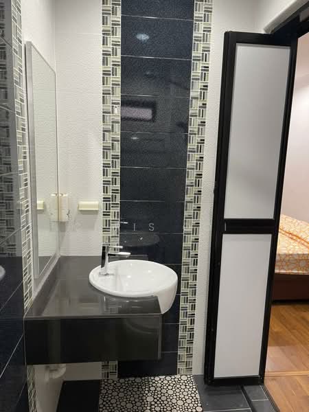 Rumah Teres 3-Tingkat untuk Dijual di Teluk Kumbar (Penang) - Chris Ooi - Bathroom - PropertyGuru.com.my