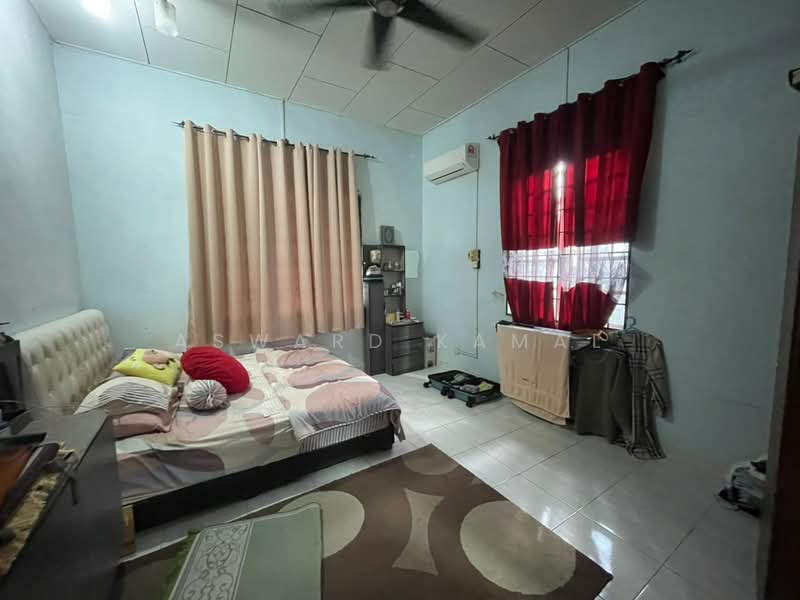 Bungalow for Sale in Taman Sri Pulai (Sikamat) - Asward Kamal - Bedroom - PropertyGuru.com.my