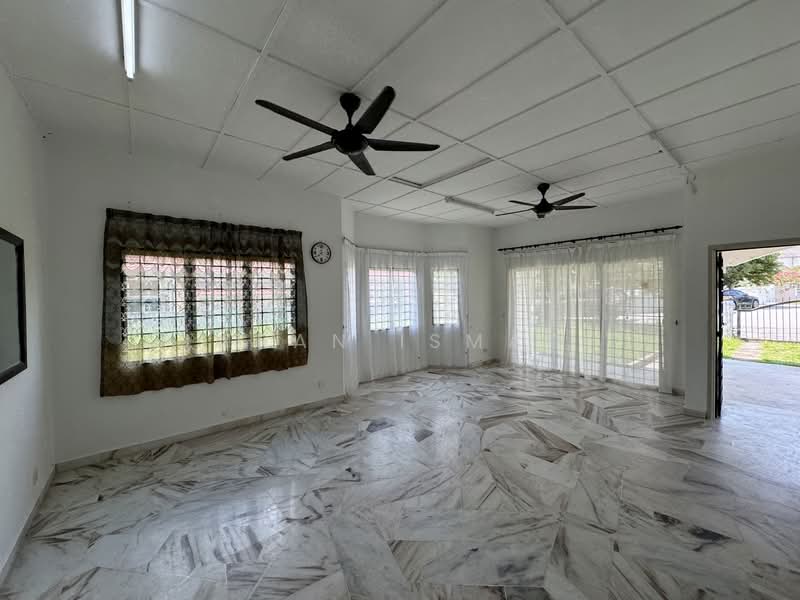Rumah Banglo untuk Dijual di Taman Rasah Kemayan (Rasah) - Imran Ismadi - Living Room - PropertyGuru.com.my