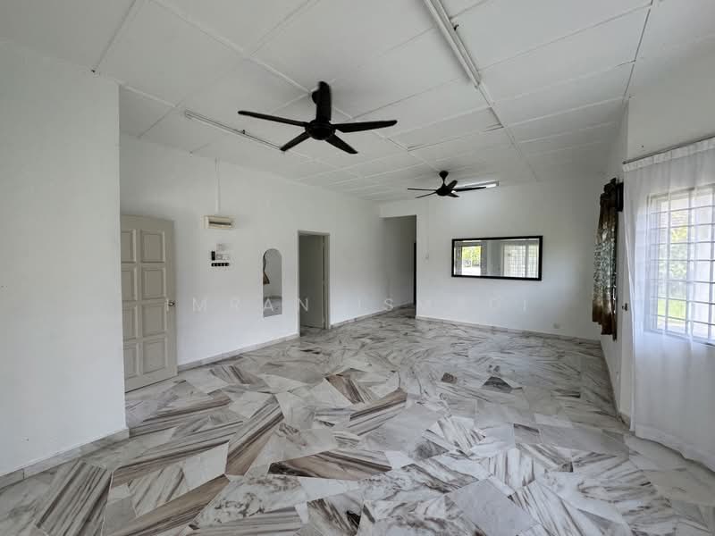 Rumah Banglo untuk Dijual di Taman Rasah Kemayan (Rasah) - Imran Ismadi - Living Room - PropertyGuru.com.my