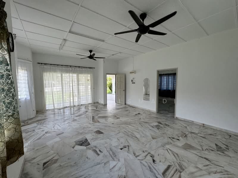 Rumah Banglo untuk Dijual di Taman Rasah Kemayan (Rasah) - Imran Ismadi - Living Room - PropertyGuru.com.my