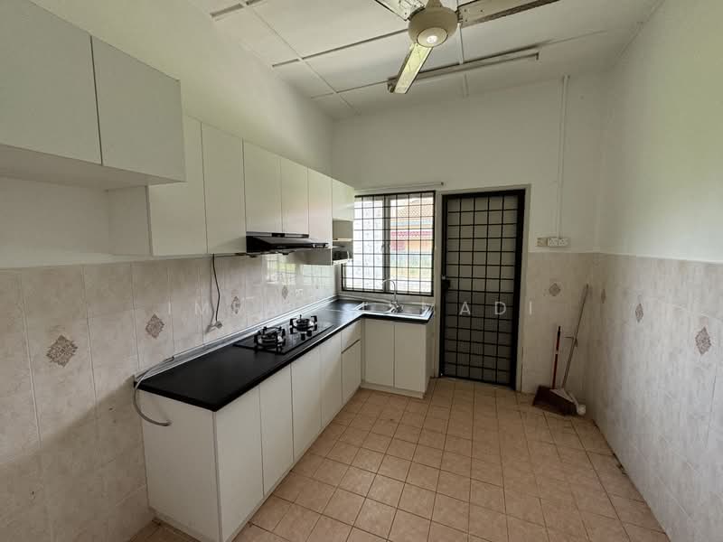 Rumah Banglo untuk Dijual di Taman Rasah Kemayan (Rasah) - Imran Ismadi - Kitchen - PropertyGuru.com.my