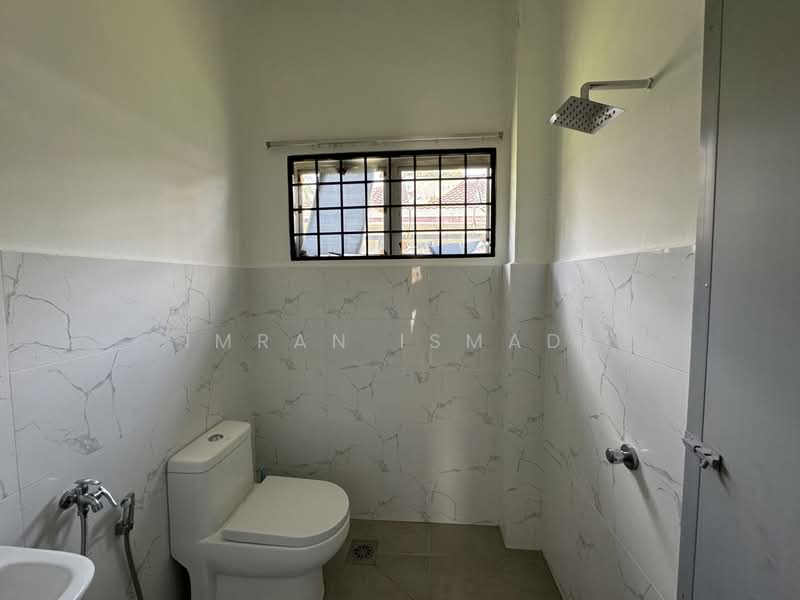 Rumah Banglo untuk Dijual di Taman Rasah Kemayan (Rasah) - Imran Ismadi - Bathroom - PropertyGuru.com.my