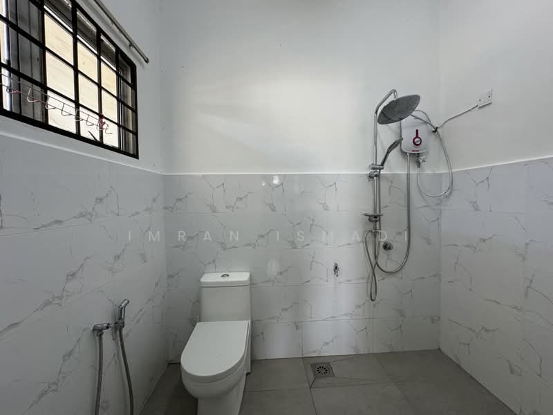 Rumah Banglo untuk Dijual di Taman Rasah Kemayan (Rasah) - Imran Ismadi - Bathroom - PropertyGuru.com.my