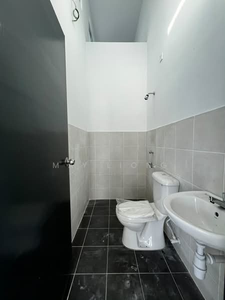 2-storey Terraced House for Sale in Taman Scientex Rawang (Rawang) - May Liong - Bathroom - PropertyGuru.com.my