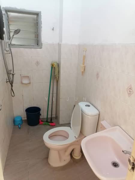 Pangsapuri untuk Dijual di Pangsapuri Sri Alpinia - Yi Jun - Bathroom - PropertyGuru.com.my