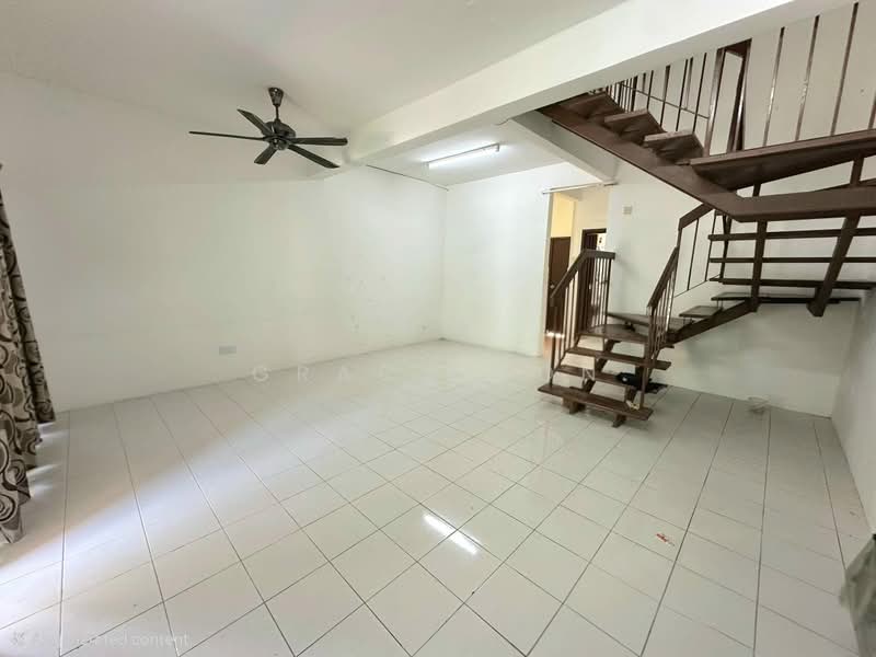 Rumah Teres 2 Tingkat untuk Dijual di Taman Lestari Putra (Seri Kembangan) - Grace Oon - Living Room - PropertyGuru.com.my