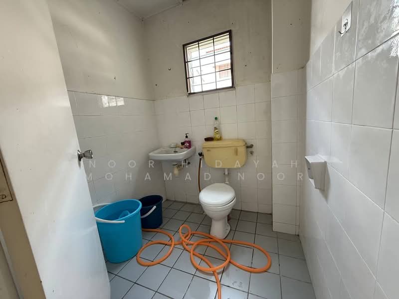 Rumah Teres untuk Dijual di Taman Pinggiran Senawang (Sungai Gadut) - Noor Hidayah Mohamad Noor - Bathroom - PropertyGuru.com.my