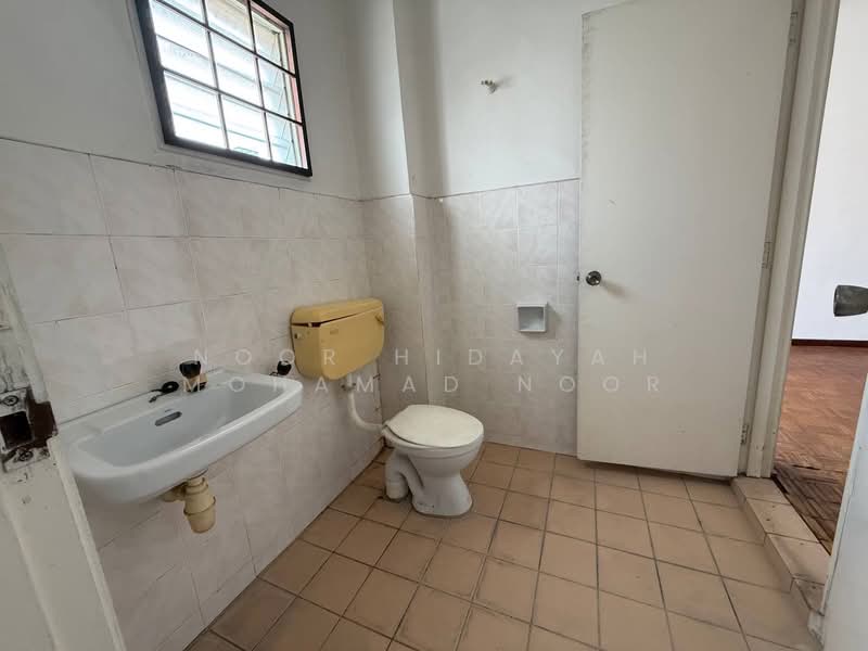 Rumah Teres untuk Dijual di Taman Pinggiran Senawang (Sungai Gadut) - Noor Hidayah Mohamad Noor - Bathroom - PropertyGuru.com.my