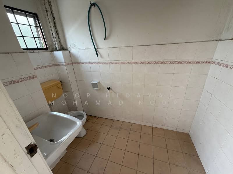 Rumah Teres untuk Dijual di Taman Pinggiran Senawang (Sungai Gadut) - Noor Hidayah Mohamad Noor - Bathroom - PropertyGuru.com.my