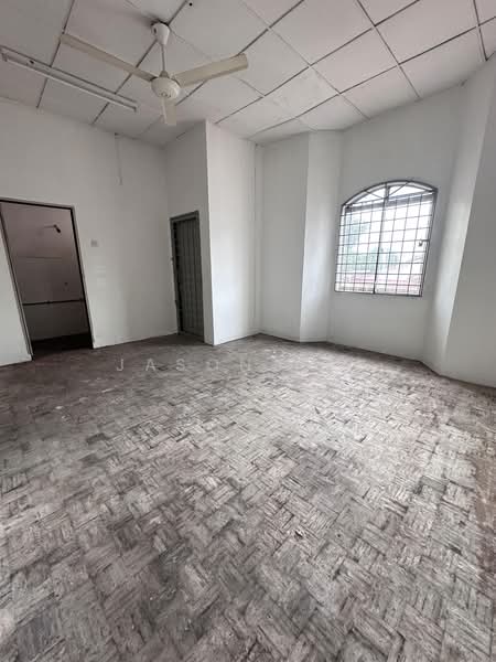 Rumah Teres 2 Tingkat untuk Dijual di Taman Seri Mangga (Balai Panjang) - Jason Tay - Master Bedroom - PropertyGuru.com.my
