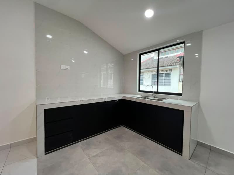 Rumah Teres 1 Tingkat untuk Dijual di Taman Johor Jaya (Johor Bahru) - Dasmond Chiok - Kitchen - PropertyGuru.com.my
