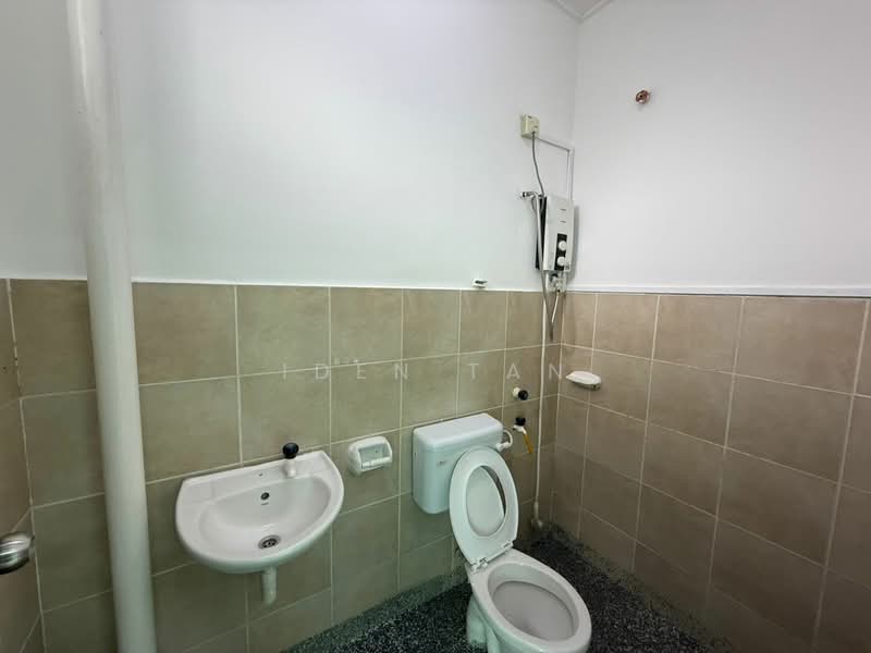 2-storey Terraced House for Sale in Taman Scientex Senai (Senai) - Iden Tan - Bathroom - PropertyGuru.com.my