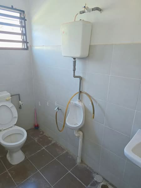 Kedai untuk Disewa di Kuala Kangsar (Perak) - Lee Muzi - Bathroom - PropertyGuru.com.my