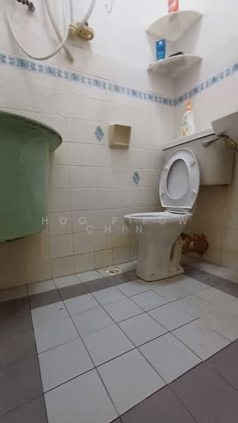 Rumah Flat untuk Dijual di Taman Sri Setia - Hoo Pieow Chin - Bathroom - PropertyGuru.com.my