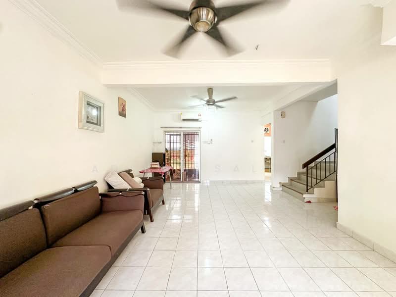 Rumah Teres untuk Dijual di Taman Aman Putra (Puchong) - Adibah Salim - Living Room - PropertyGuru.com.my
