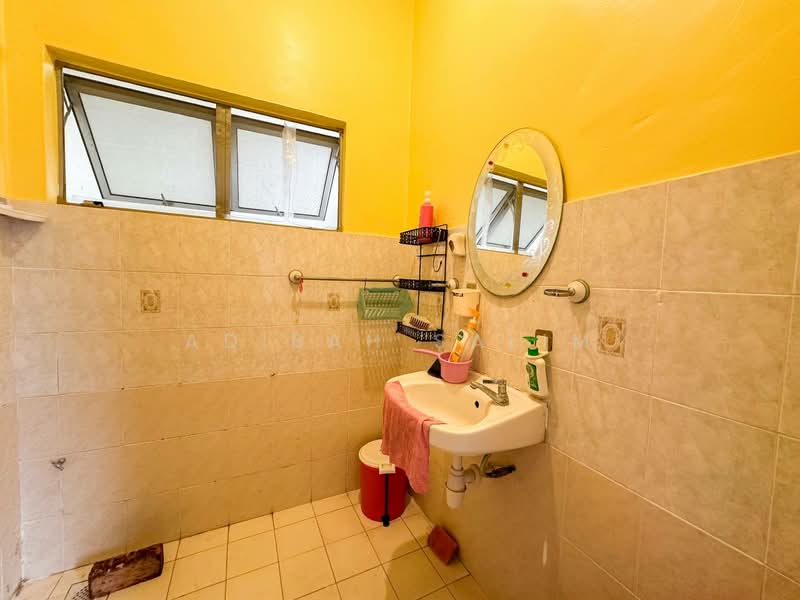 Rumah Teres untuk Dijual di Taman Aman Putra (Puchong) - Adibah Salim - Bathroom - PropertyGuru.com.my